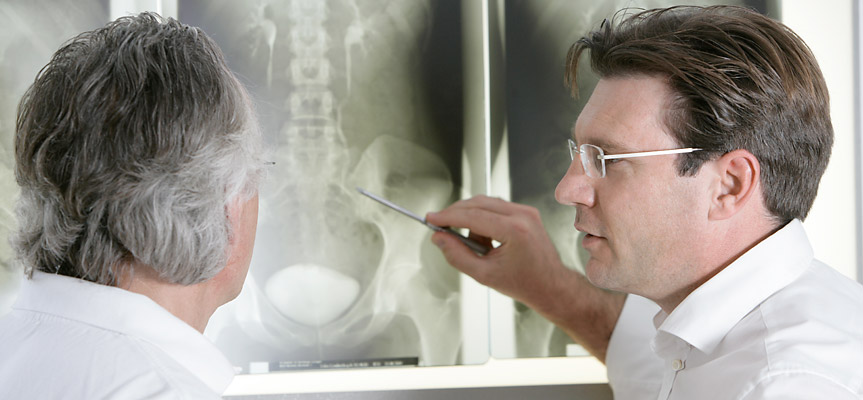 Der Urologe Dr. Bössner erklärt das Röntgenbild eines Patienten